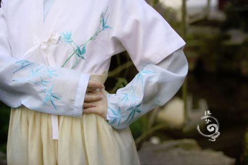 fouryearsofshades: 谯梦 http://qiaomeng.taobao.com/ Waist-high Ruqun/襦裙 worn with Banbi/半臂 (half-sl