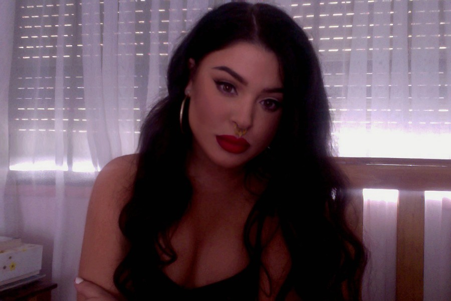 langston-william:  cubik808:  Red lips for Selena, she wore it best  • langston-william.tumblr.com