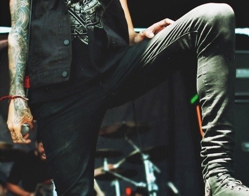 justpiercetheveilalready:  leeeeeegggss 