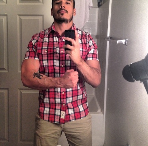 shulito13:  GOD HE SO FINEEE!
