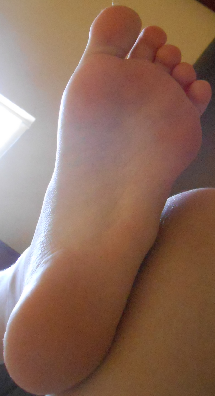 wtfeet:  Such a nice feet that a girl send me! *-*