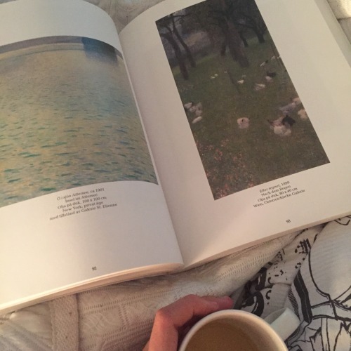 artsheila: I’ve spent most of my holiday on my bed drinking tea and reading books about art