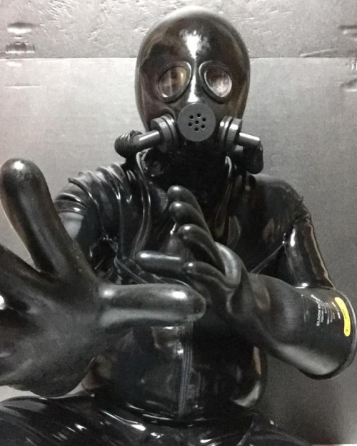 #latexmirrormask#rubberman #heavyrubber #gayrubber#gayrubberfetish#gayrubberman#rubbermask