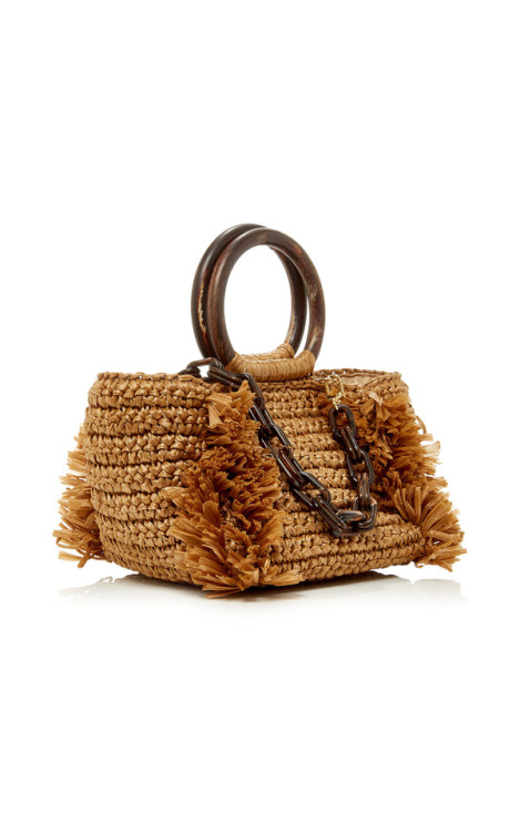 Carolina Santo Domingo , neutral corallina raffia tote. Source : tinamotta.tumblr.comFonte : Moda Op