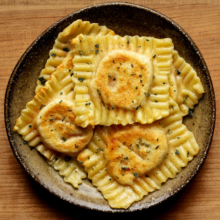 vegan-yums:  Vegan Sweet Potato, Coconut Milk, &amp; Roasted Chili Ravioli /