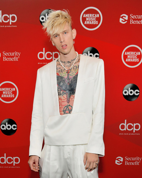 mohawkells:Machine Gun Kelly & Megan Fox @ 2020 AMAs 