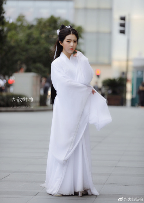 Hanfu on the street: whiteSources: one, two, three, four, five, six