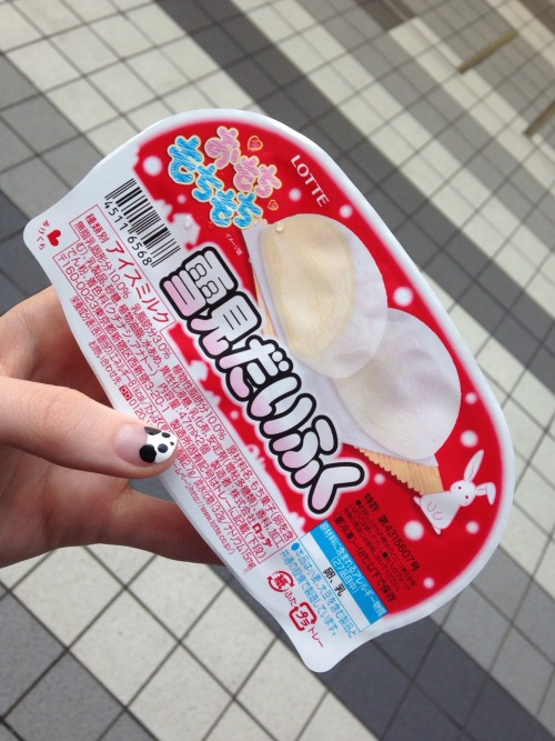 I got to try 雪見だいふく(yukimi daifuku) for the first time yesterday! It was super good! Its vanilla ice