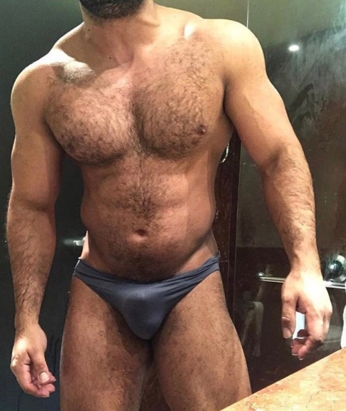 smoothtophairybottom: Do you like your guys hairy &amp; huskular?smoothtophairybottom.tumblr.com