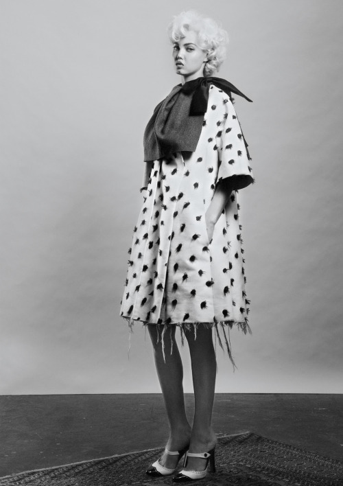 opaqueglitter:“1 Girl, 1 Cape, 7 Ways" Lindsey Wixson by Max von Gumppenberg & Patric