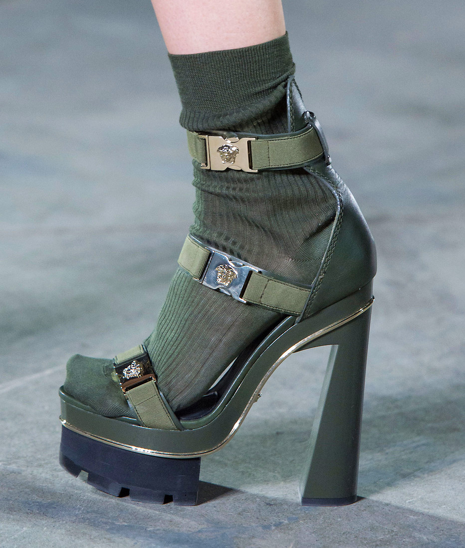 tlaxxcalteca:  vuittonv:  versace s/s 2016  my shoe look @ hogwarts team #slytherin