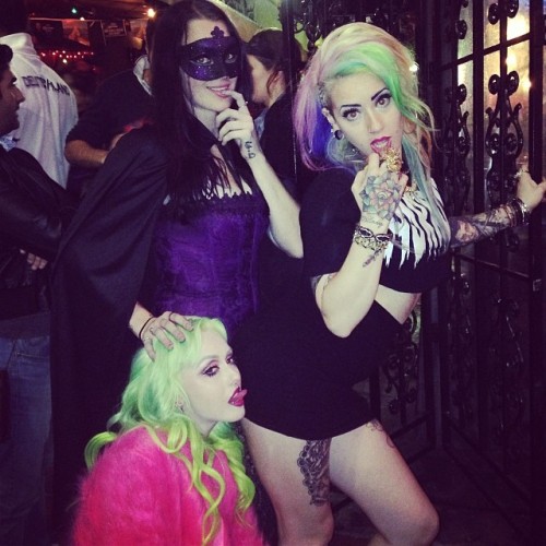 lindseyjenningss:  #girlfriends @its_just_jessy @iampoisonivory #howismyhairstillsobig #ionlykepthalfsies #craycray 