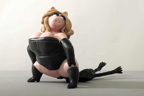 Sex 21st-digit:  Yep, we always knew Miss Piggy pictures