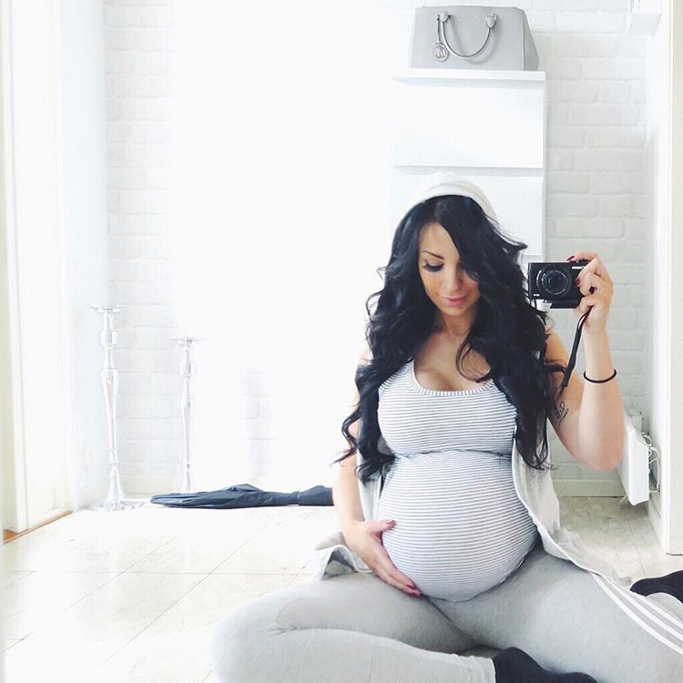 belliusmaximus:  Dat ass and Dat belly.  Wow