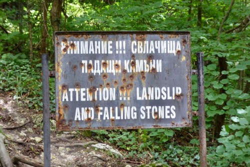 Ein Schild mit Einschusslöchern nahe der Katakomben eines Felsenklosters an der bulgarischen Schwarz