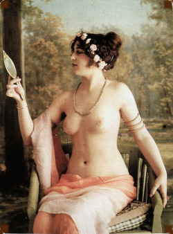 vegan-vulcan:  alittlewhos-this:  Unknown model photographed by Louis Amédée Mante, around 1907.  (I’ve seen the autochrome flipped, but looking at other portraits, I’m fairly certain this is the right way.)  Look at the cute fuzzy pits on this
