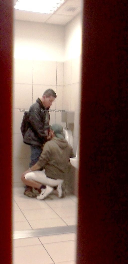 flaiteschilenos:  Estos fueron pillados en los baños de un mall….