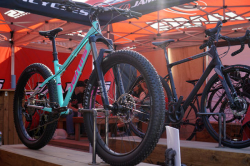 papapapapanda:  (via SOC16: Jamis goes big by going small with new 26+ Eden, Dragonfly mountain bike