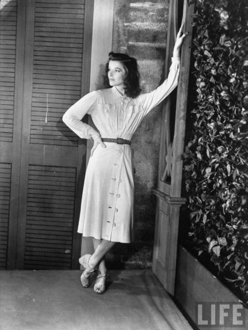 kivrin: vintageeveryday: Pictures of Katherine Hepburn​ on the set of The Philadelphia Story​, 1941.