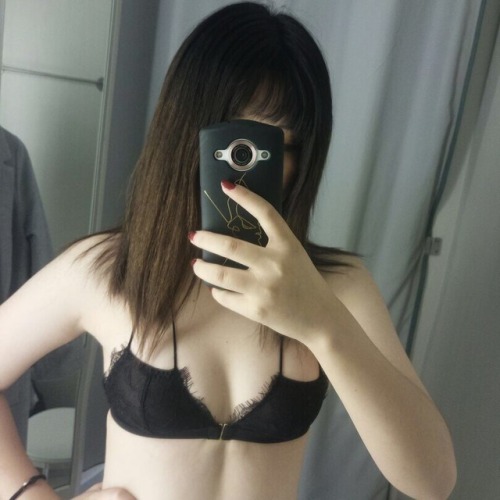 nohpy: 女友的内衣，哪套更加好看？评论或者转发者中随机抽一人送出 居然没人想要？错过就没有了