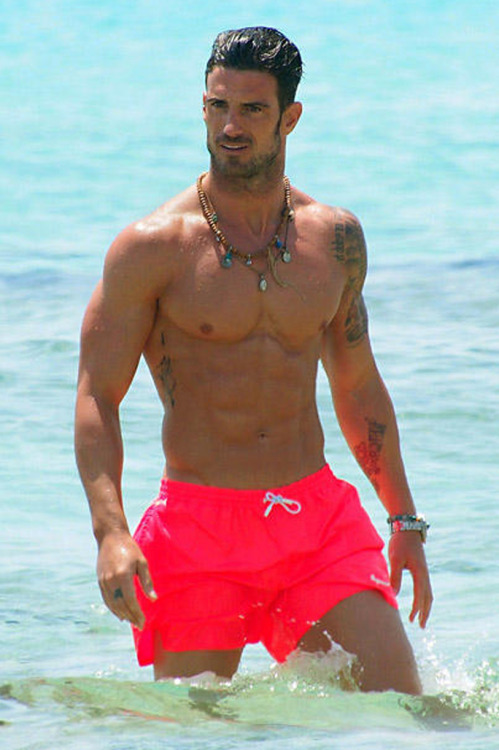 shirtlessmalecelebs:  Aitor Ocio