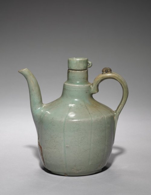 cma-korean-art: Wine Pot with Incised Chrysanthemum Design, 1100s-1200s, Cleveland Museum of Art: Ko