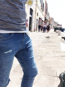 wetboy90:It is leaking already… do you want me to let go in the middle of venice?
