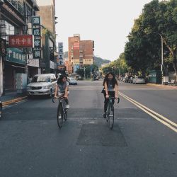 ifuckinlovefixedgearbikes:  閨蜜 - - -