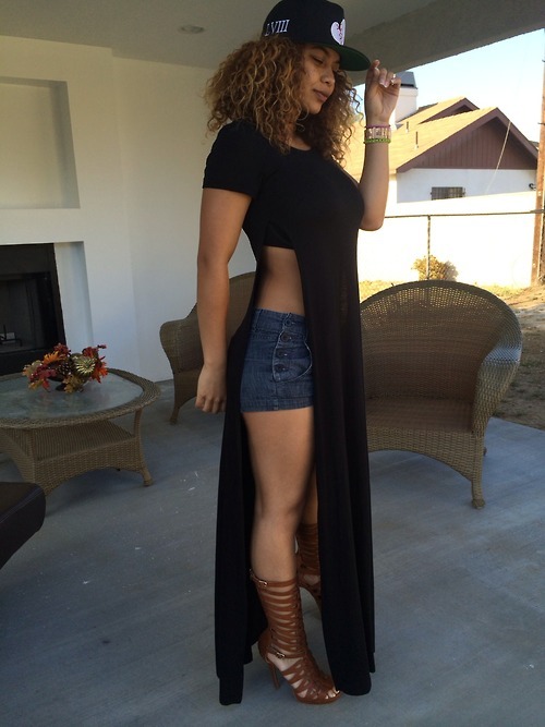 kingsxoqueens:  outfitmadestyle:  Cherish Split Tee (available at Outfit Made)  xo