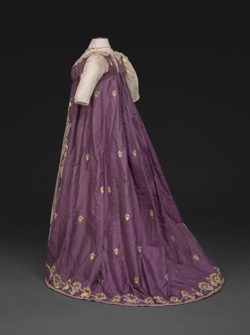 fashionsfromhistory:Evening Dress (Round Gown)c.1798-1800FranceDaughters of the American Revolution 