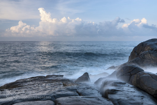 Coast of the Indian Ocean - Sri Lanka. by lv96ernqfe