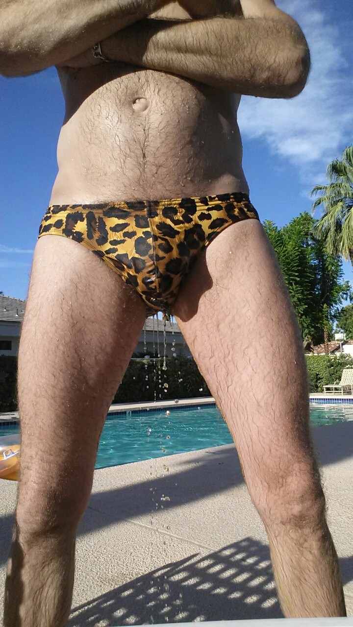 myunderpants4321:  Smoke.and a.piss poolside…  Very hot!!!!!!!!!!!