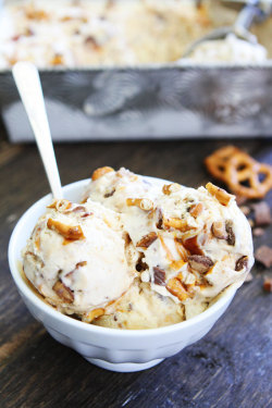 fullcravings:  No Churn Salted Caramel Toffee