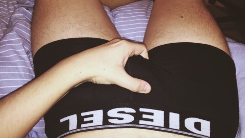 4cm3:  Instagram: _.lewisthomas._ @derek-nick tagging u because isn’t his photo the tiniest bit hot