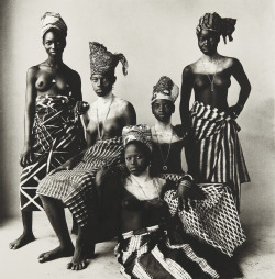 Floserber:irving Penn, Five Dahomey Girls, Two Standing, 1967. Platinum Palladium