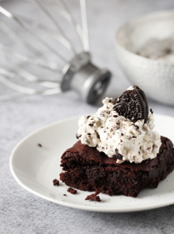 fullcravings:Chewy Chocolate Brownies with Cookies and Cream Mascarpone Topping