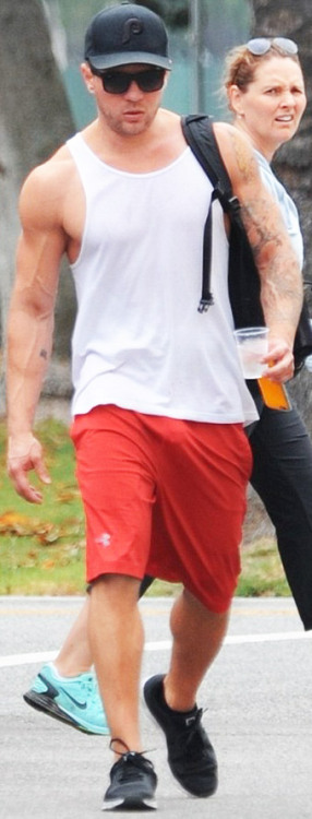 famousmeat:  Ryan Phillippe shows off bulge, but woman is not impressed