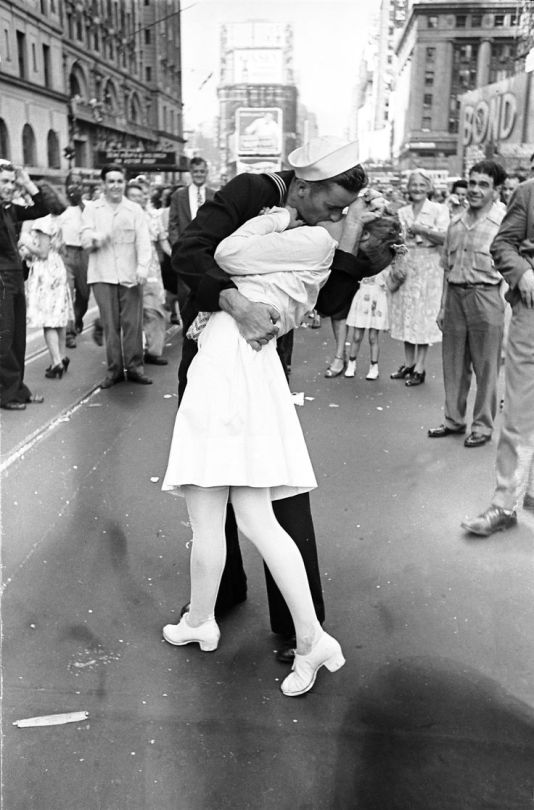 Porn photo World War II Kissies