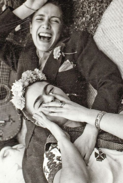 “Nada vale más que la risa, se requiere fuerza para reír y abandonarse a uno mismo. La tragedia es lo más ridículo que tiene el hombre…” __Frida Kahlo