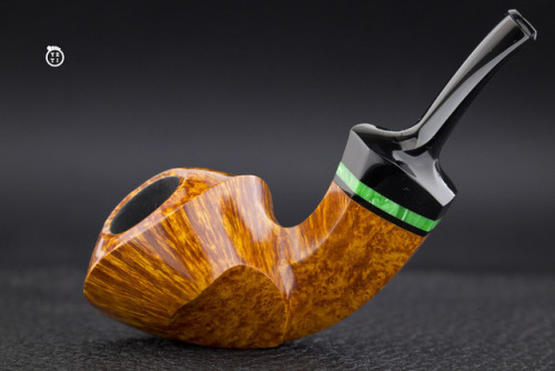 Yeti Pipe #350A smooth blowfish with vintage green bakelite.This pipe was made for the Chicago pipe 