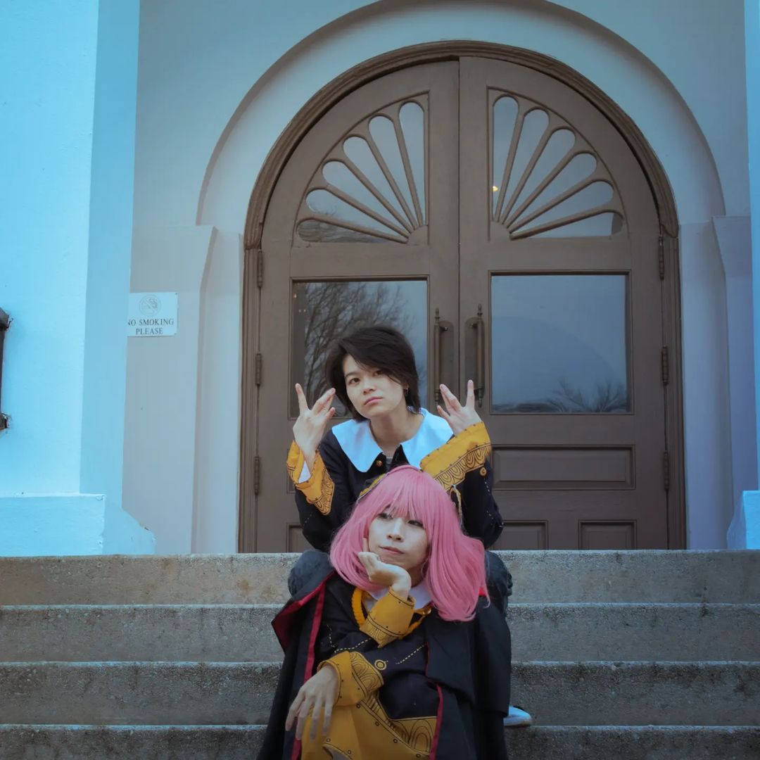 Anya x Damian🕴️Spy x Family cosplay shoot Part 2: memes edition🖖
And jojo pose💅🌟
Last slide:
Anya after the drama last night: 偷食阿啦👊💥
“sorry anya😅yor tho👀” -damian
Anya對唔住，我鍾意你老母多啲😁😅
Anya: @risaozu.cos
Damian: @udonrorox
📸 @lucyorio
As always, thank...