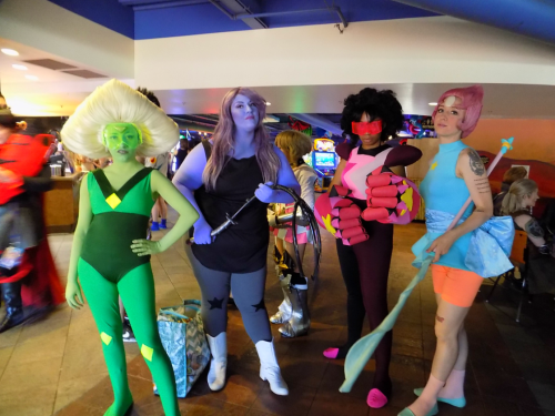 ponikichi: more colossalcon pics!  the gems from steven universe, that cool balloon squid, a RE