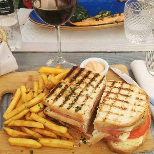 sono talmente OP che mia mamma mi ha portato a mangiare un PANINAZZO BUONISSIMO(at Avenida Tapas bar