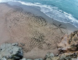 mymodernmet:  Andres Amador creates enormous sand art, using only a rake to draw mesmerizing works on the beach.