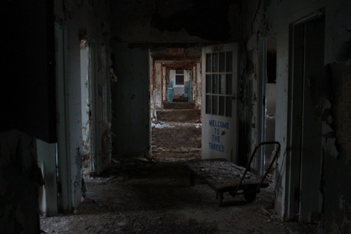 top-step-wolf:  Pictures taken at Kings Park Psychiatric Center (1885-1996). Taken December 30th, 2014. 