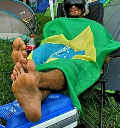 tidodore:Si j'étais son esclave, ce mâle hétéro ce réveillerai de sa sieste avec les pieds parfaitement nettoyés !!! 