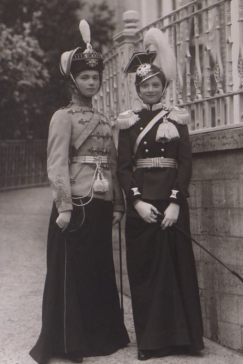 c9x13nczstyj: teatimeatwinterpalace: Grand Duchesses Olga and Tatiana in the uniforms of their regiments, 1911. The 3rd Elizavetgradsky Hussars for Olga and the 8th Voznesensky Uhlan for Tatiana. {x} i always knew tatiana was me 