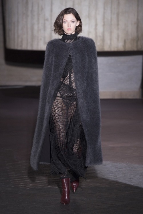 vogue-lotus: myworldofelegance:Roland Mouret Fall 2018 Ready-to-Wear Source:voguerunway.com Fv$hion&