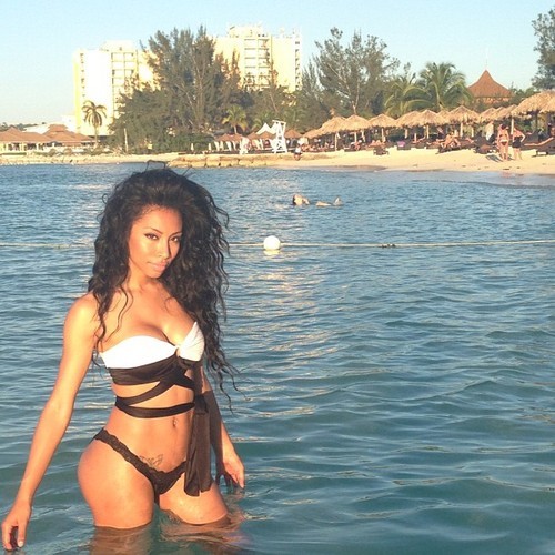 shesbombb:  http://shesbombb.tumblr.com/ 