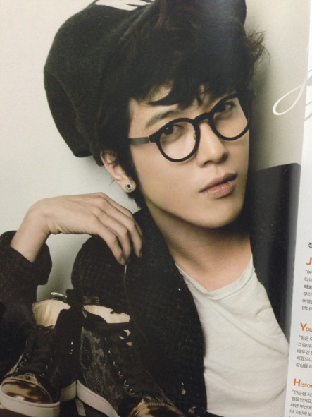 beeichigo:  The FNC magazine  cr dc gall 